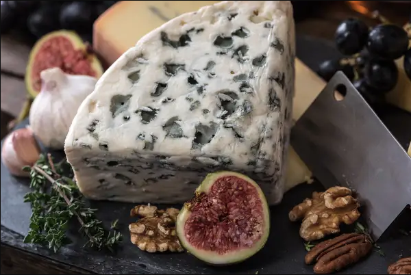 Cabrales cheese with fruits